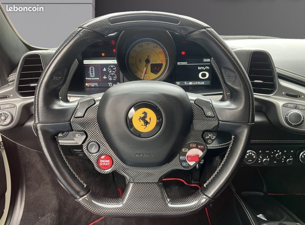 Poste de conduite d’une Ferrari 458
