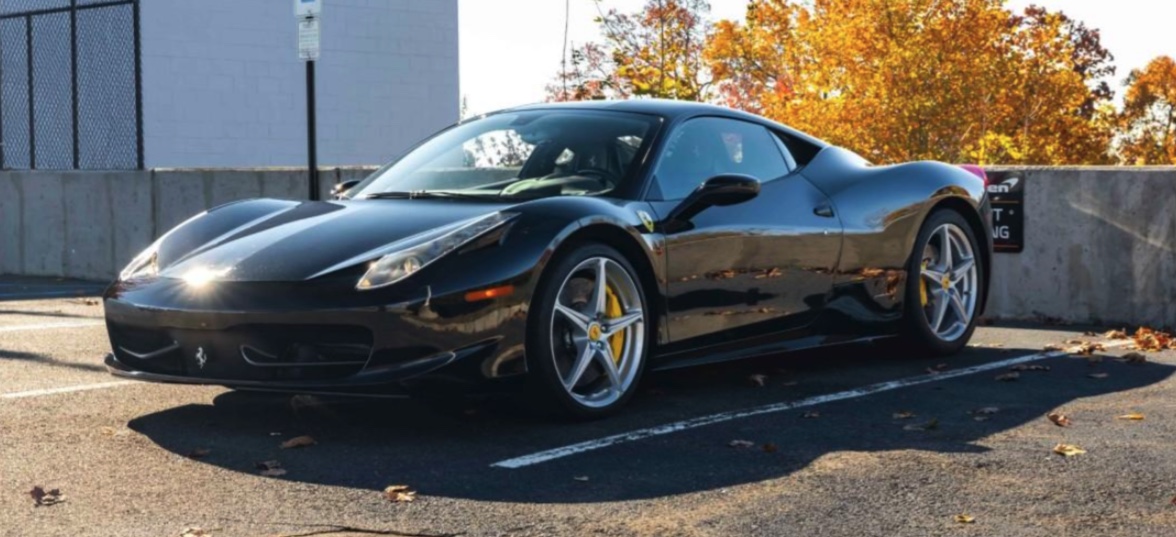 Ferrari 458 noire de profil