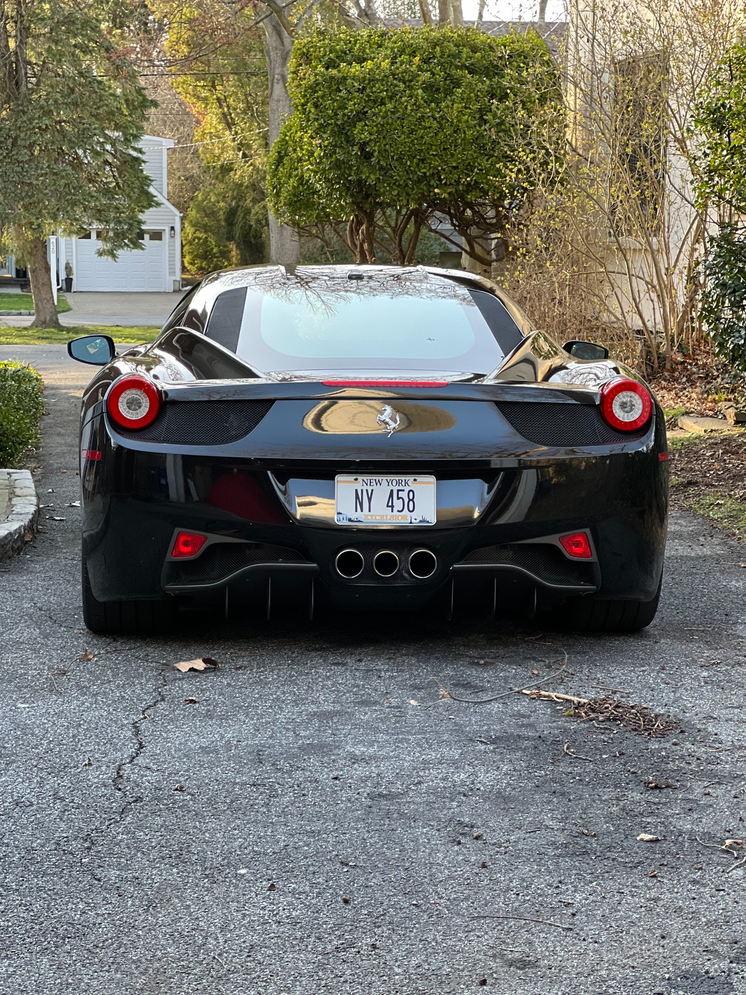 Ferrari 458 noire vue de l’arrière
